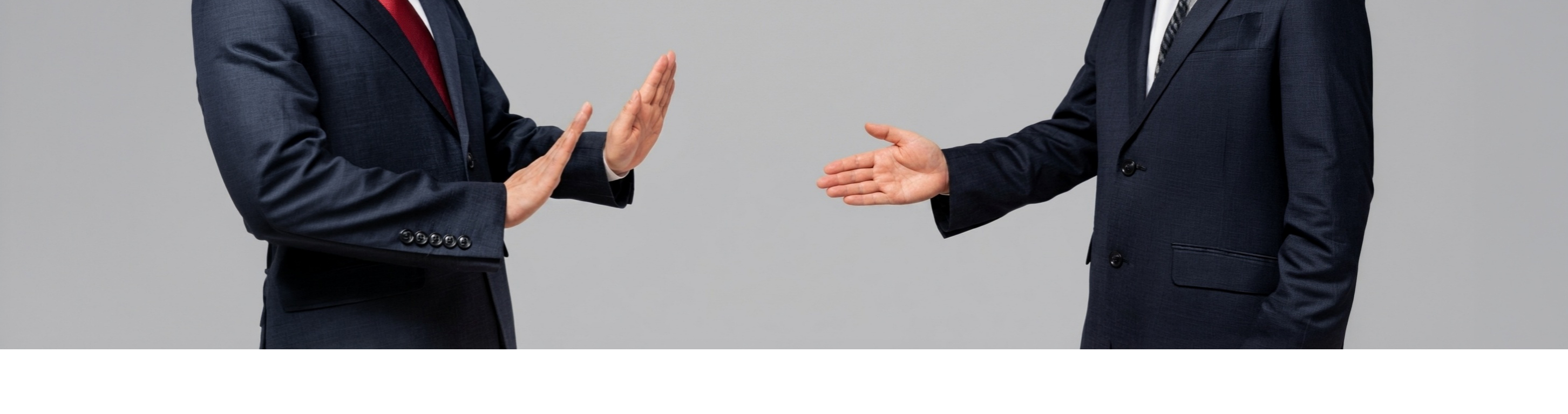  Deux mains qui refusent une poignée de main illustrant l'échec d'un partenariat entre marques 